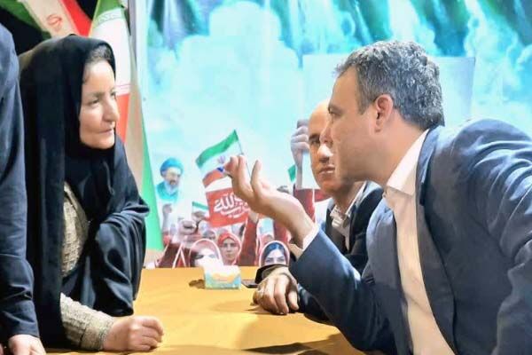 برپایی میز خدمت اداره کل راه و شهرسازی لرستان در تجمع شبانه مردم خرم‌آباد 
